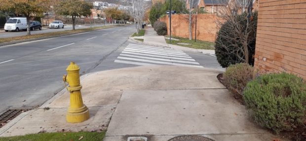 cruce peatonal con una fuerte pendiente transversal a la circulación peatonal