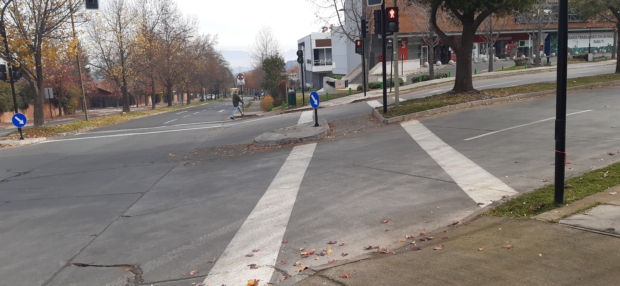 cruce peatonal con una fuerte pendiente transversal a la circulación peatonal