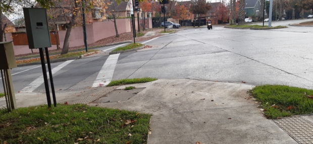 cruce peatonal con una fuerte pendiente transversal a la circulación peatonal