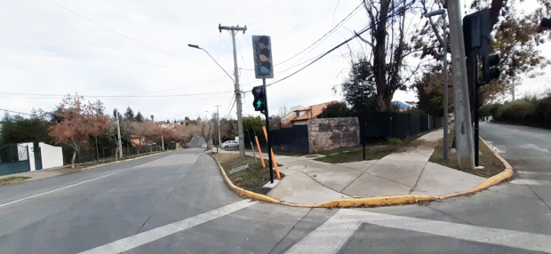 encuentro de dos veredas en un cruce con una fuerte pendiente para alcanzar la altura de la calle.