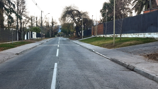 Vereda mantiene una altura normal con la calzada y varios accesos pronunciados a casas debido a la pendiente del terreno