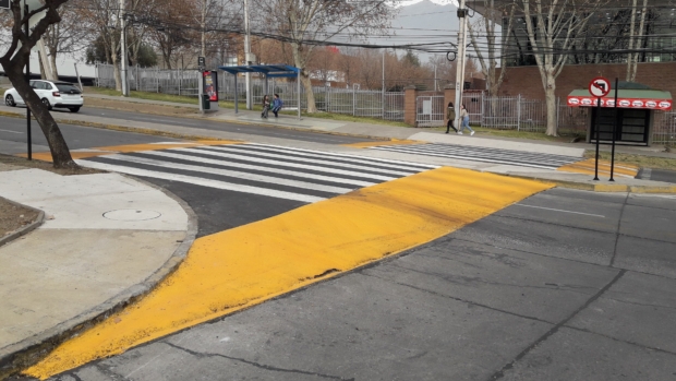 paso peatonal a nivel vereda cruzando una calle. este tipo de cruce ayuda en nivelar algo más el cruce en una calle con pendiente