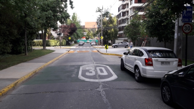 calle con una demarcación de velocidad máxima de 30 km/h. En el cruce la calle se enangosta acercando el espacio de cruce para los peatones