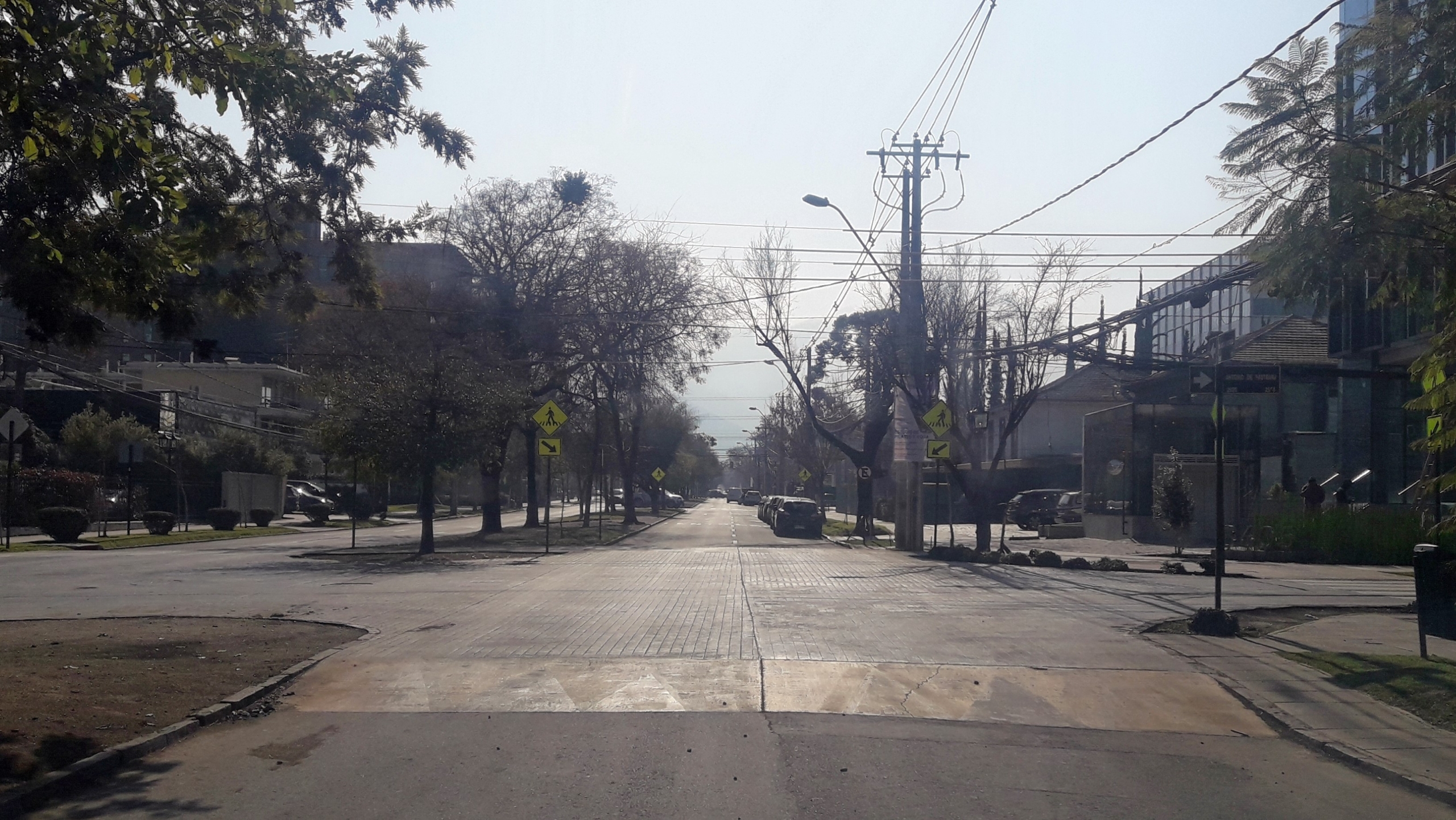 Intersección de dos calles. El área de la intersección se observa nivelado en su totalidad a la altura de la vereda