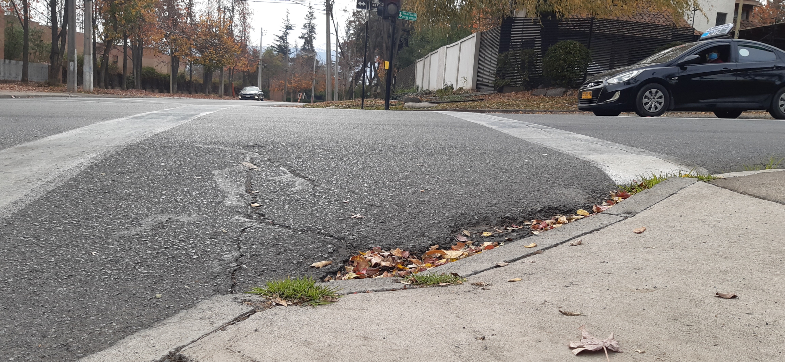 Se ve la unión del rebaje de la vereda con una calle que ha sido recarpeteada. En la unión del rebaje con la calle se produce un un desnivel