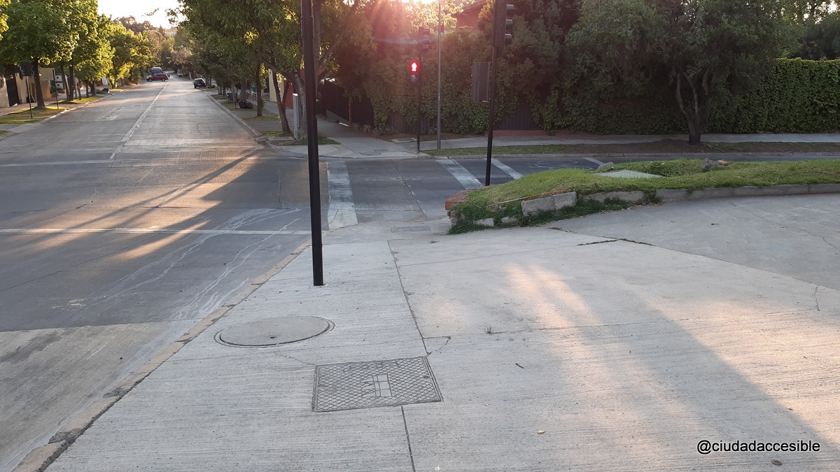 fuerte pendiente antecede un cruce peatonal