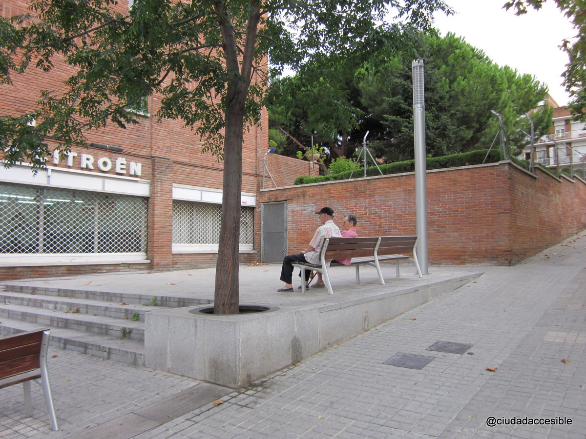 área d edescanso en plano enfrenta una vereda con fuerte pendiente