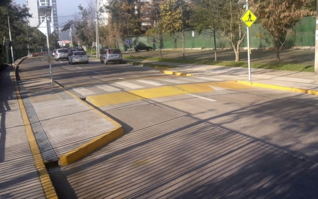 2017-08-026 la calzada se estrecha en el área de cruce