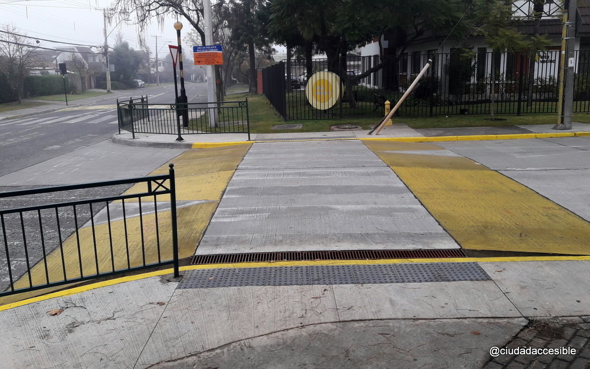 cruce peatonal continuo en una intersección