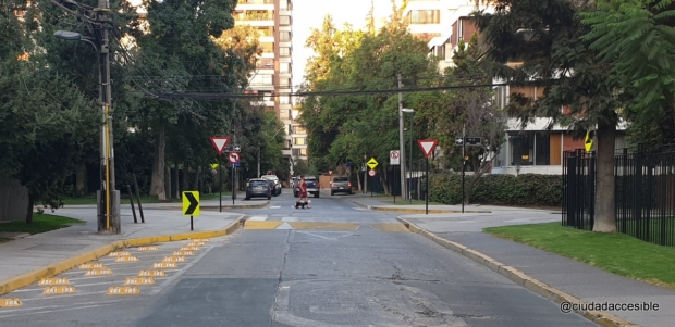 2020-03-10 19.40.31 acera se extiende sobre la calzada acortando el área de cruce