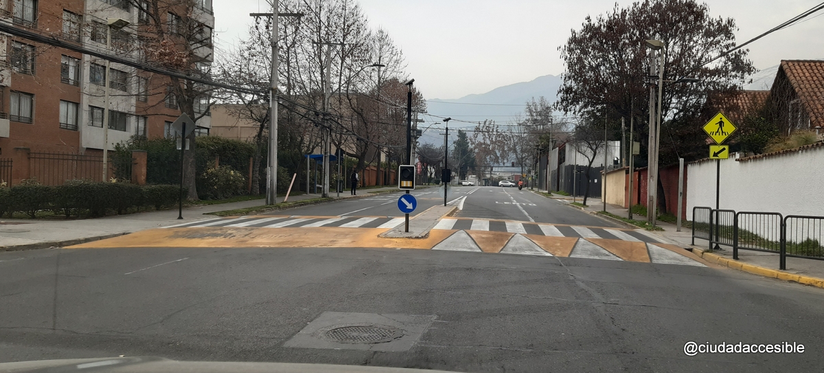 cruce peatonal continuo en una intersección de calles