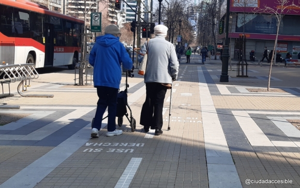 dos personas mayores caminan por una vereda