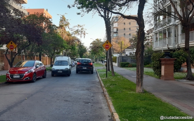 Ejemplo 6mts (1)-001 calle angosta de dos sentidos y con autos estacionados en un costado