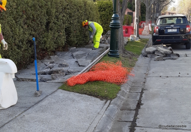 Trabajadores reparando una vereda