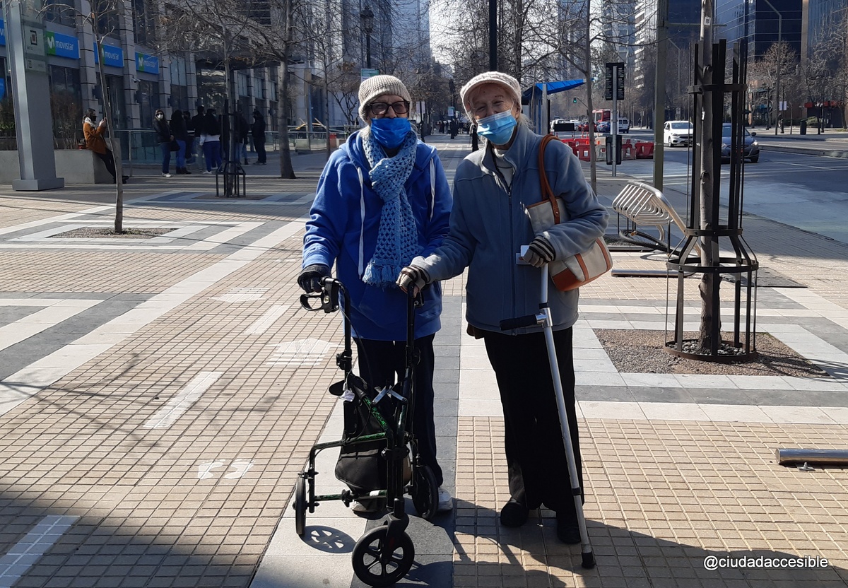 dos personas mayores con bastones y mascarillas