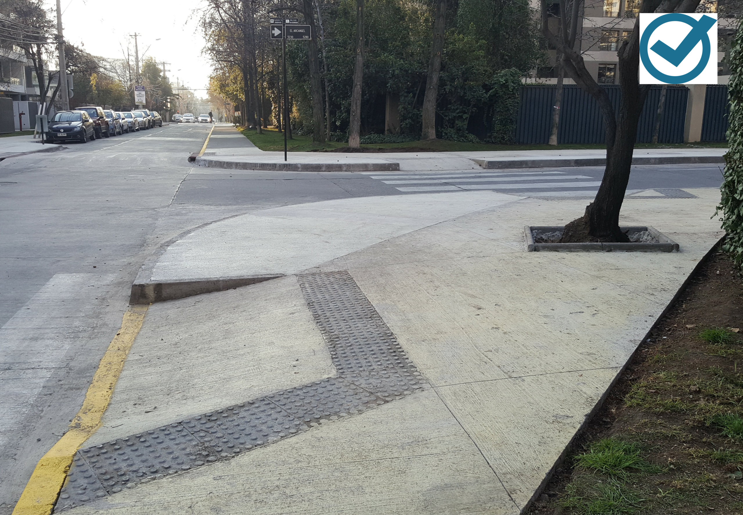 ampliación de la vereda en la esquina permite ejecutar la rampa del rebaje y mantener un área de circulación plana