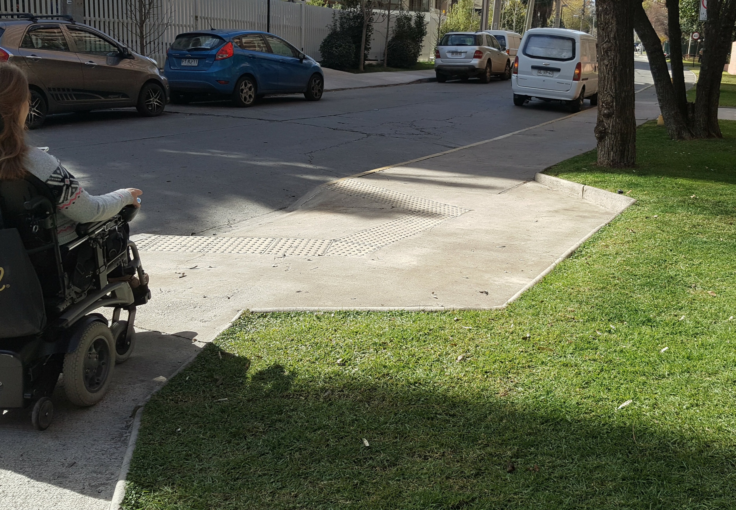 vereda se ensancha para dejar espacio de circulación