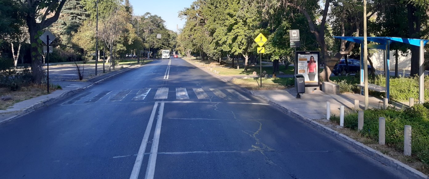 paradero de transporte publico y cruce peatonal mal demarcado y sin rebaje de veredas en el cruce