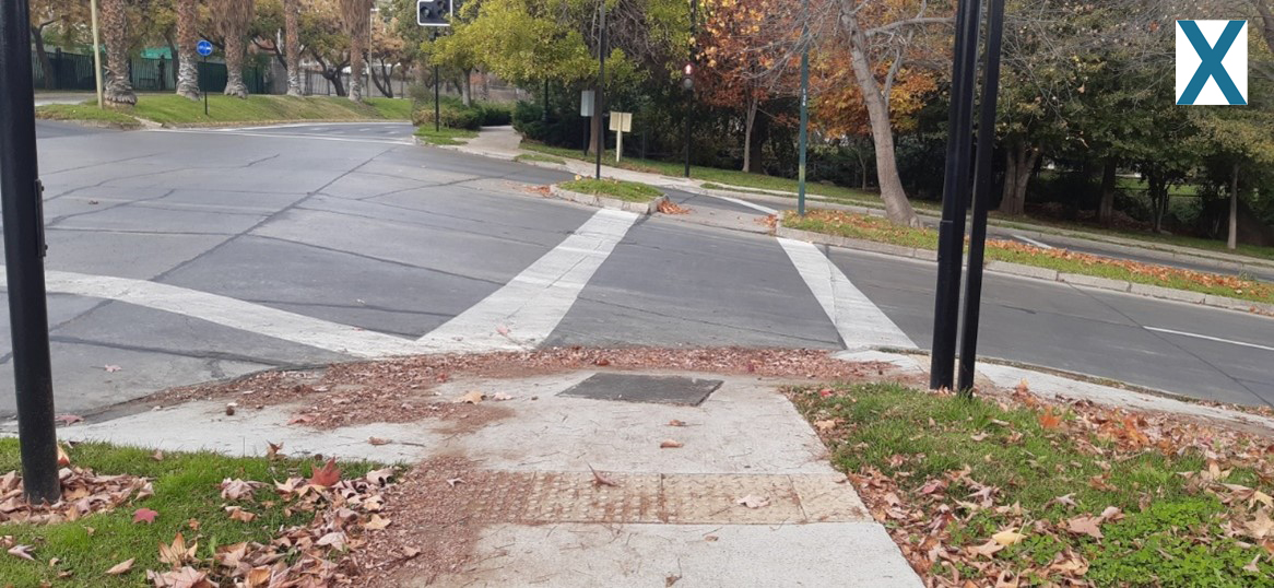 cruce peatonal en la calzada con una fuerte pendiente transversal