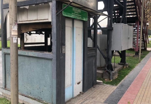 vidrios destruidos y puerta clausurada del ascensor en la pasarela pedro nolasco