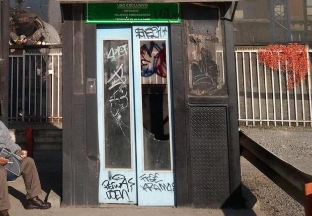 puertas rayadas y vidrios rotos del ascensor instalado en la pasarela peatonal de Pedro Nolasco