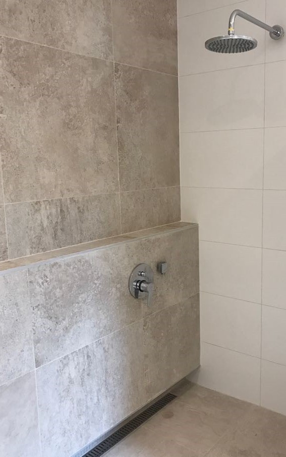 adaptación de baño con una ducha a nivel de piso