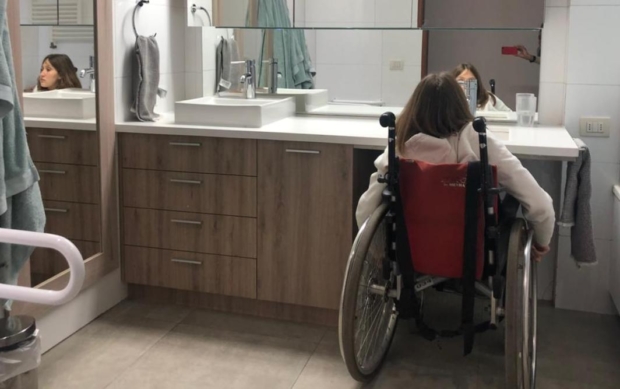 vanitorio con espacio bajo cubierta para poder acceder comodamente desde una silla de ruedas