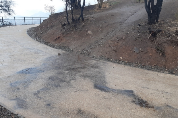 Imagen muestra ruta del anillo con efectos de la lluvia y grietas en el maicillo