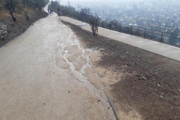 Imagen muestra ruta del anillo con efectos de la lluvia y grietas en el maicillo