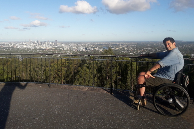 Joven en silla de rueda en Mirador en Parque