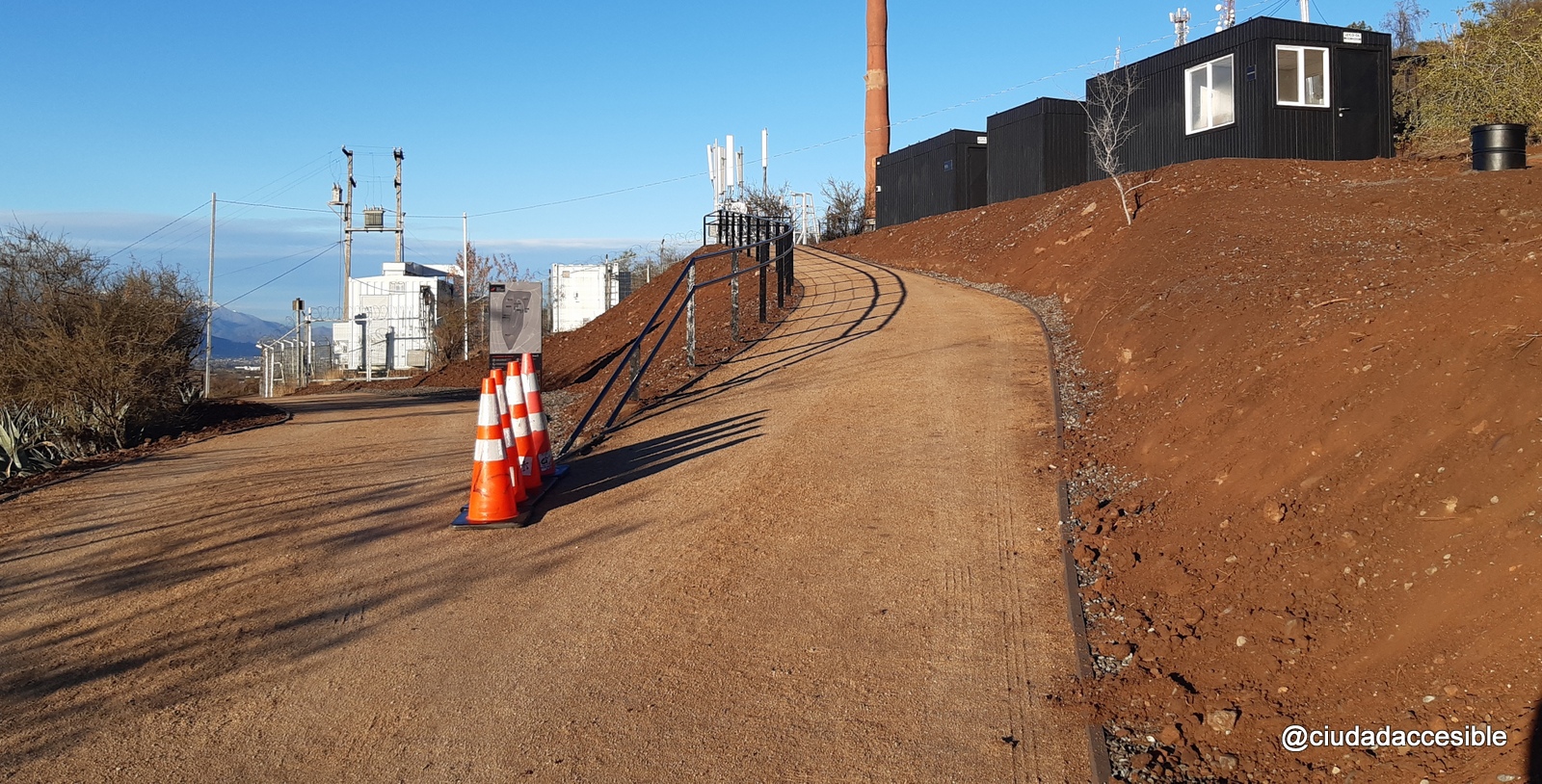 acceso al área de servicios higiénicos ubicados en un tramo de alta pendiente de circulación