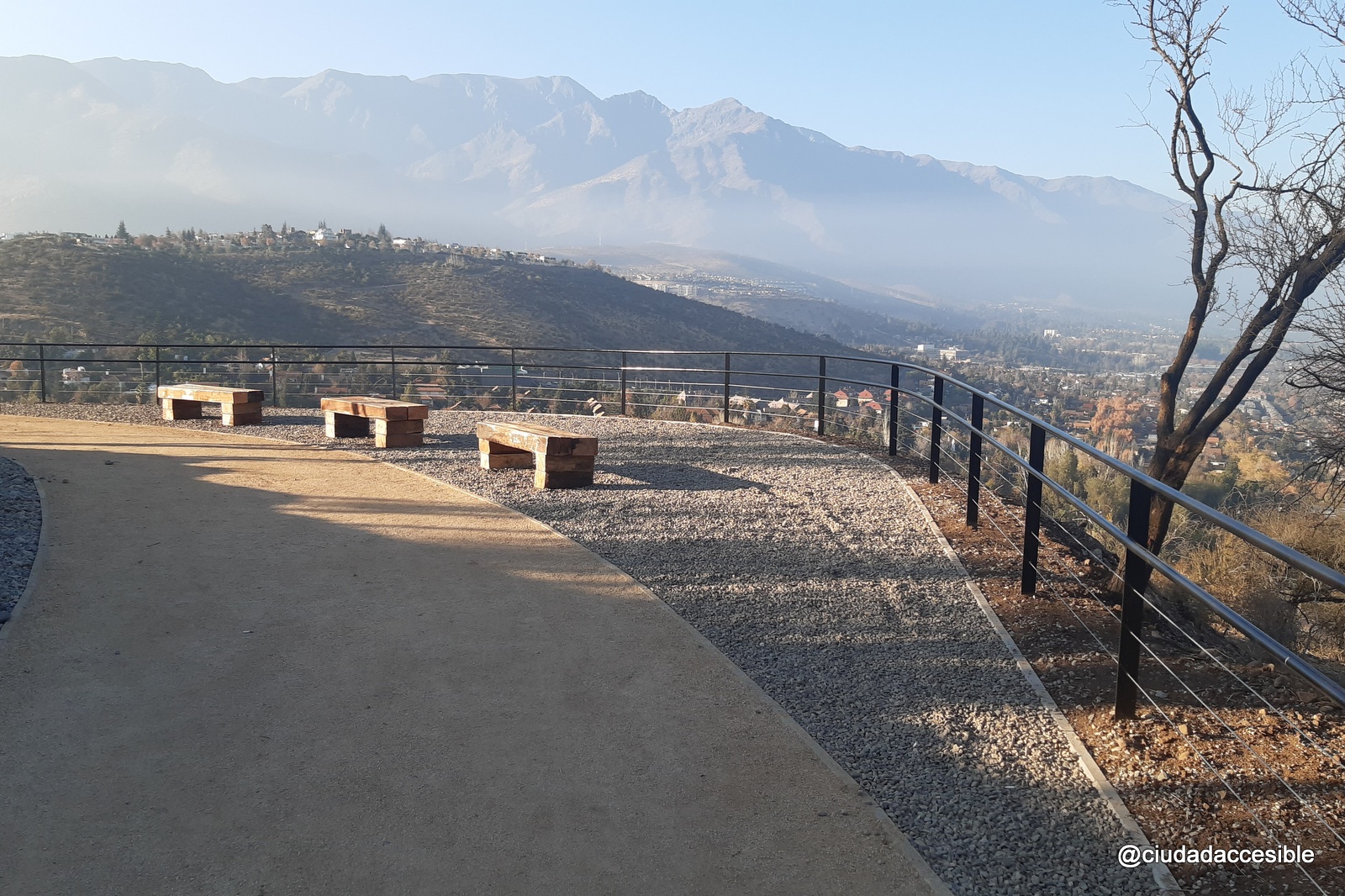 mirador con superficie de gravilla ofrece una espléndida vista a la ciudad