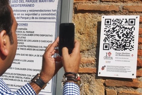 persona accediendo a información desde un codigo qr