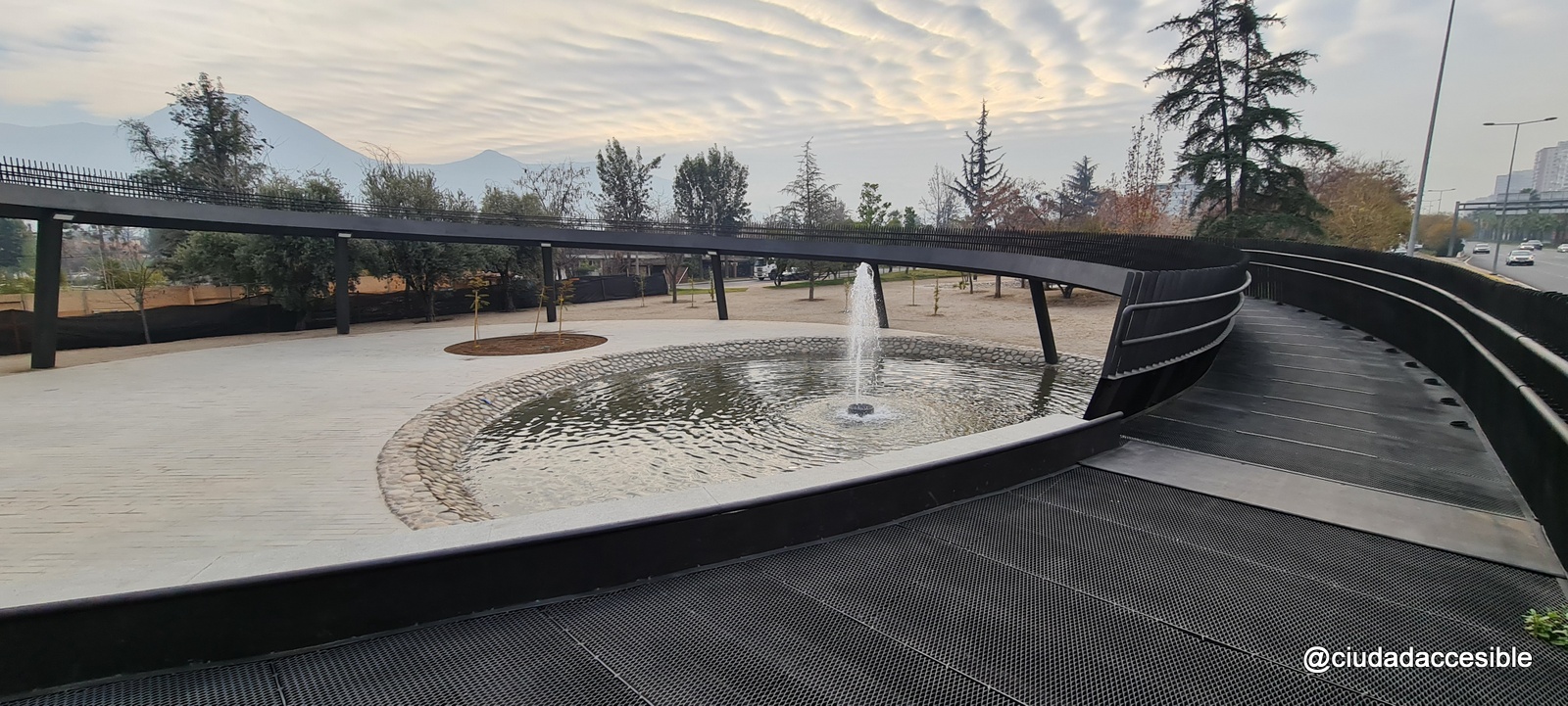 Imagen de la rampa con una fuente de agua en el centro que acompaña su recorrido helicoidal