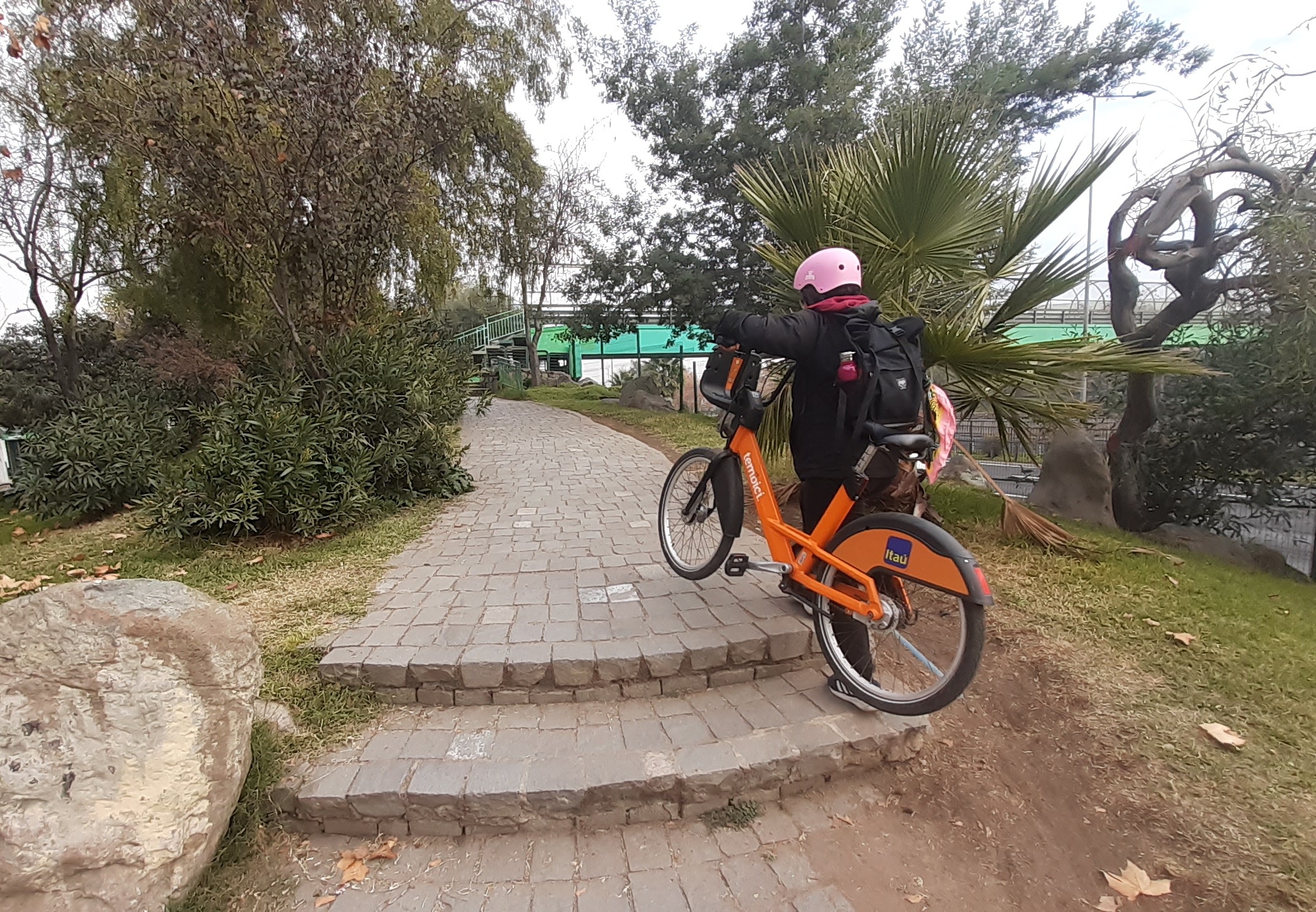 ciclista lleva su bicicleta por los peldaños