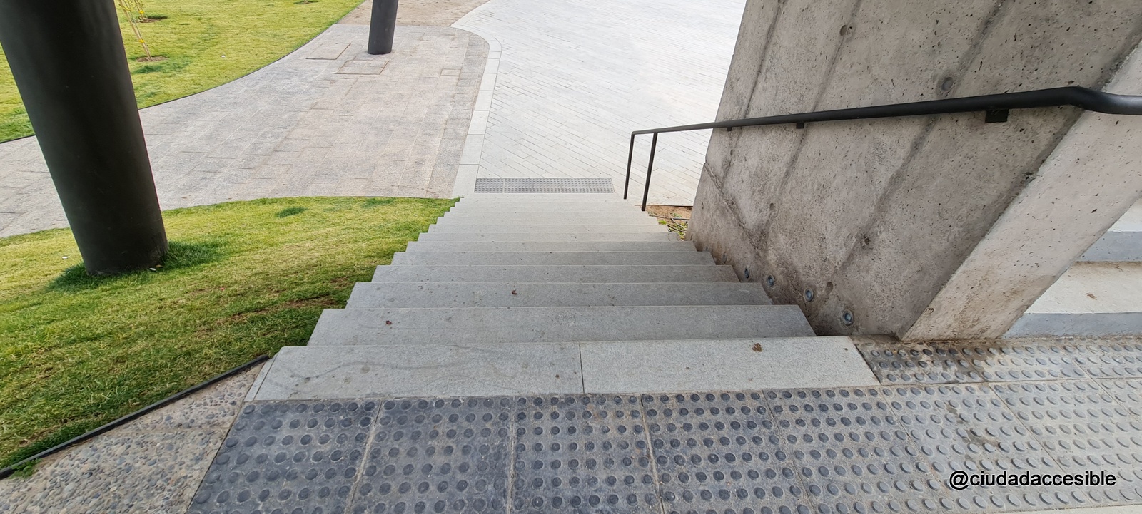 escalera con un solo pasamanos