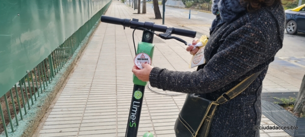 scooter estacionado en la mitad de la vereda