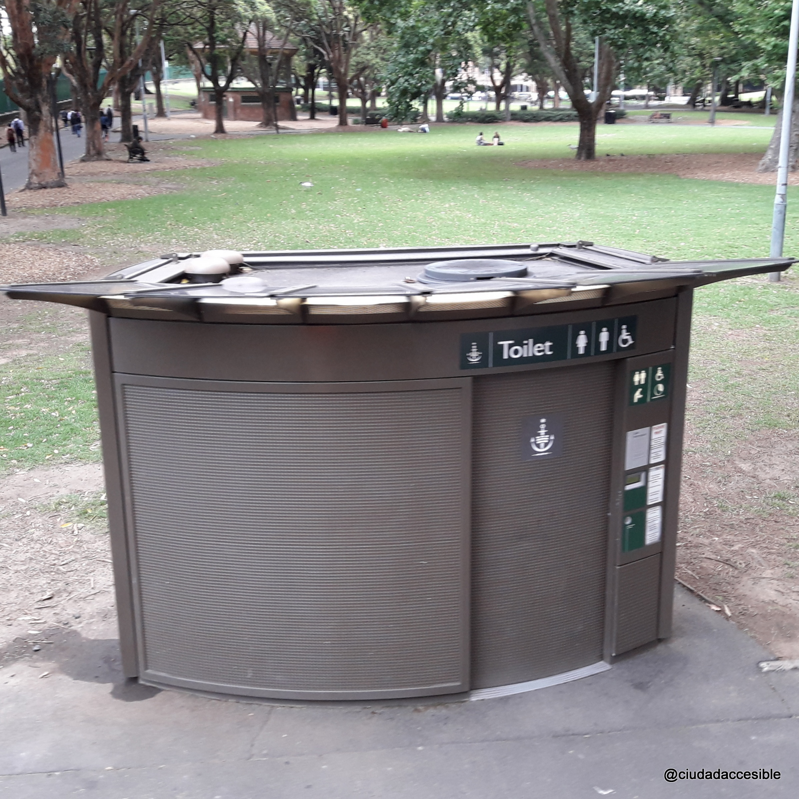 Baños públicos accesibles en un parque de Australia