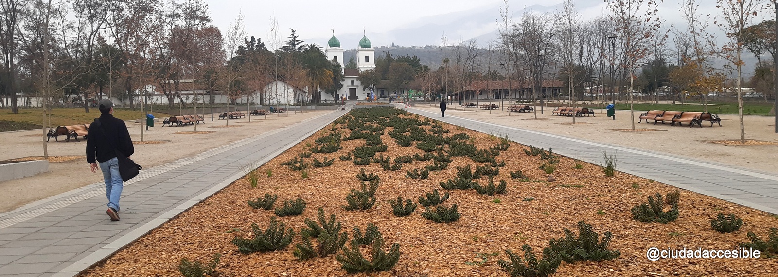 Vista de la plaza hacia la iglesia los domínicos con sus dos torres