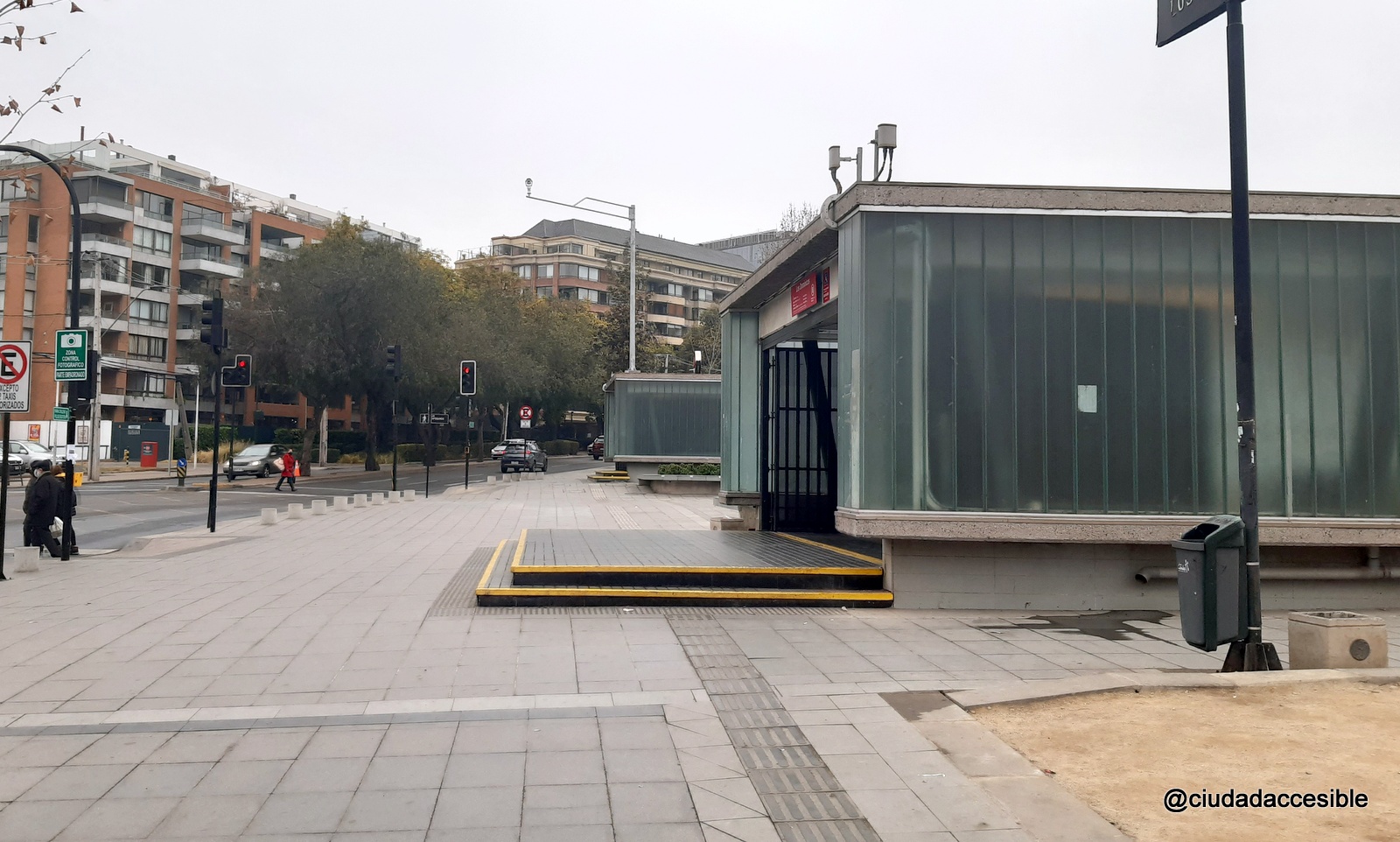 acceso a estación de metro con dos peldaños en la entrada realzados en color amarillo