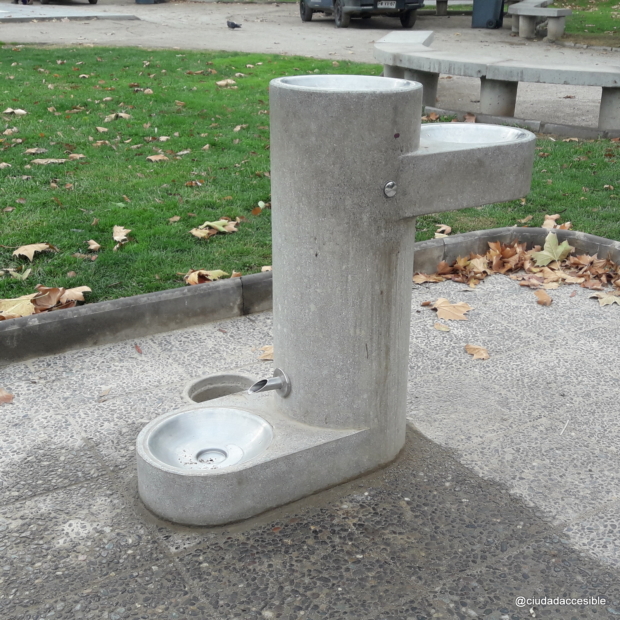 bebedero con 3 salidas de agua en diferentes alturas