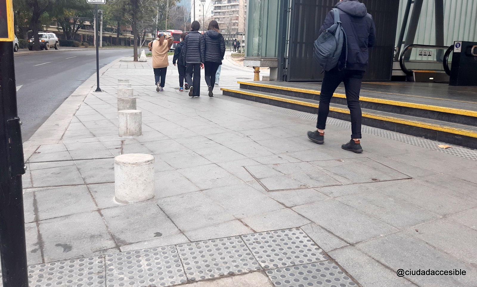 bolardos alineados en área de circulación peatonal