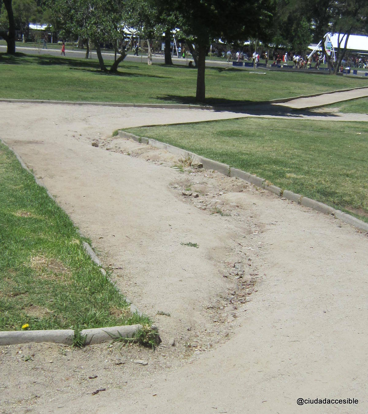 circulación de maicillo en una plaza con surcos profundos por el escurrimiento de agua