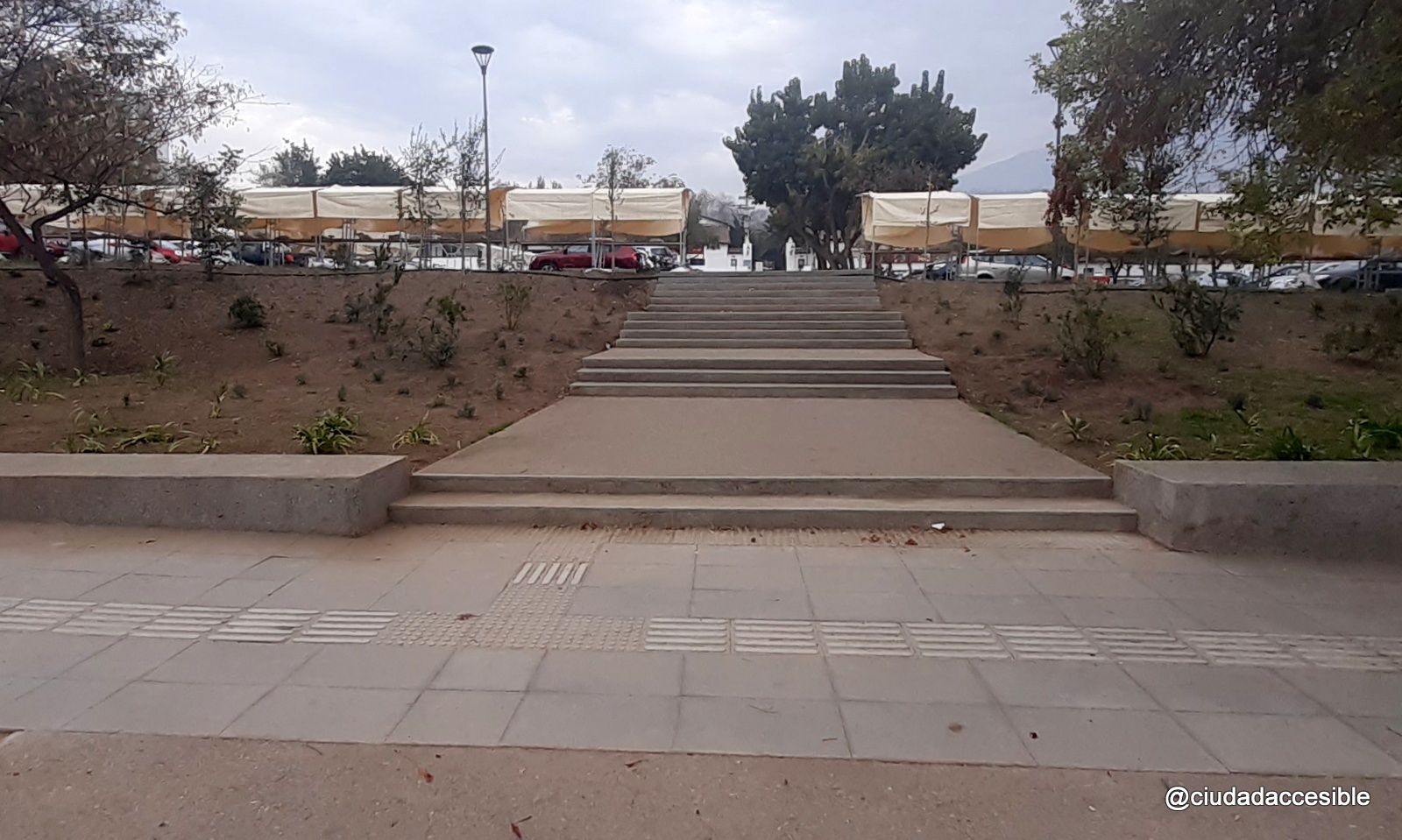 escalera que divide dos áreas del parque