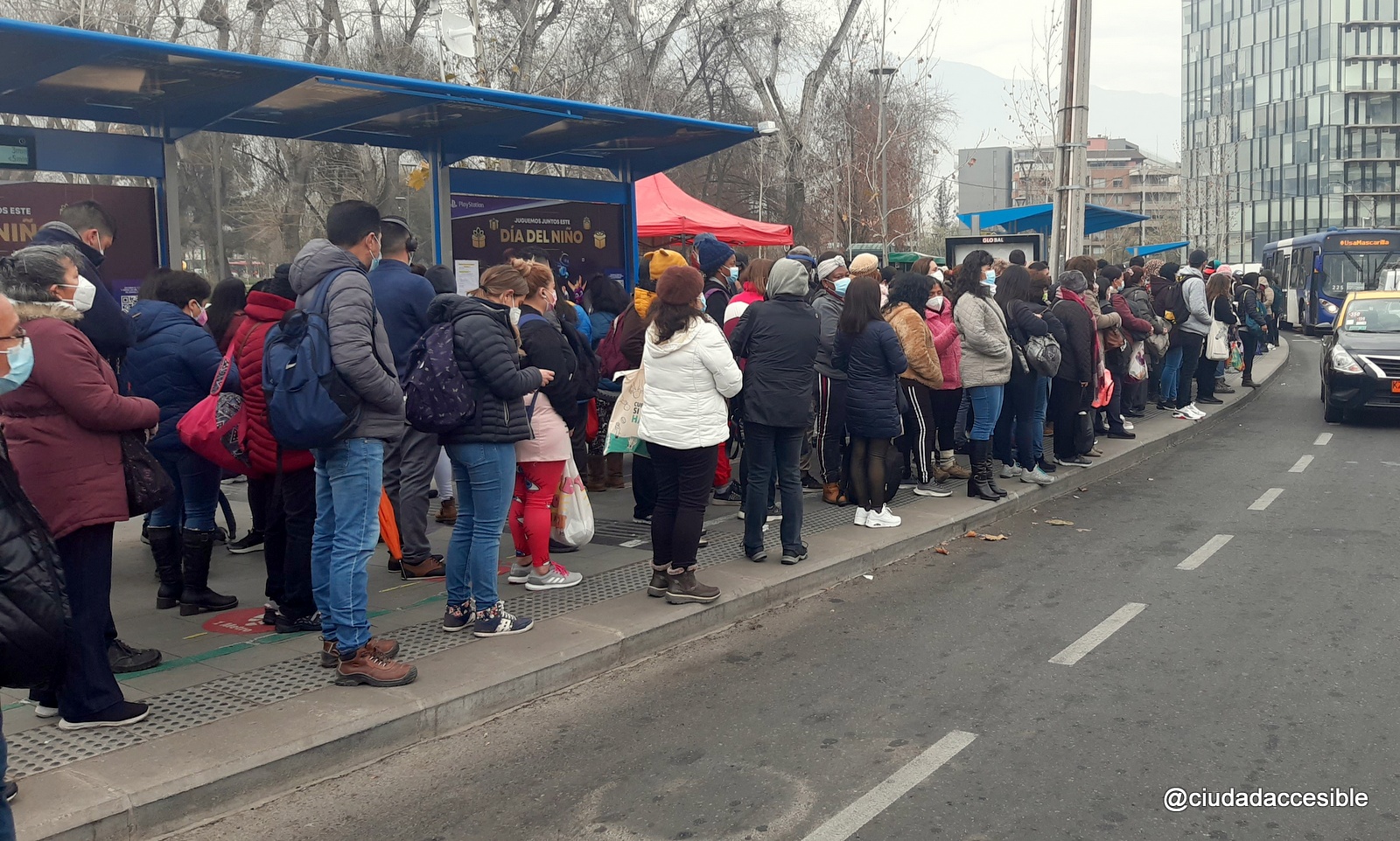 foto de los paraderos remodelados con muchos peatones esperando transporte