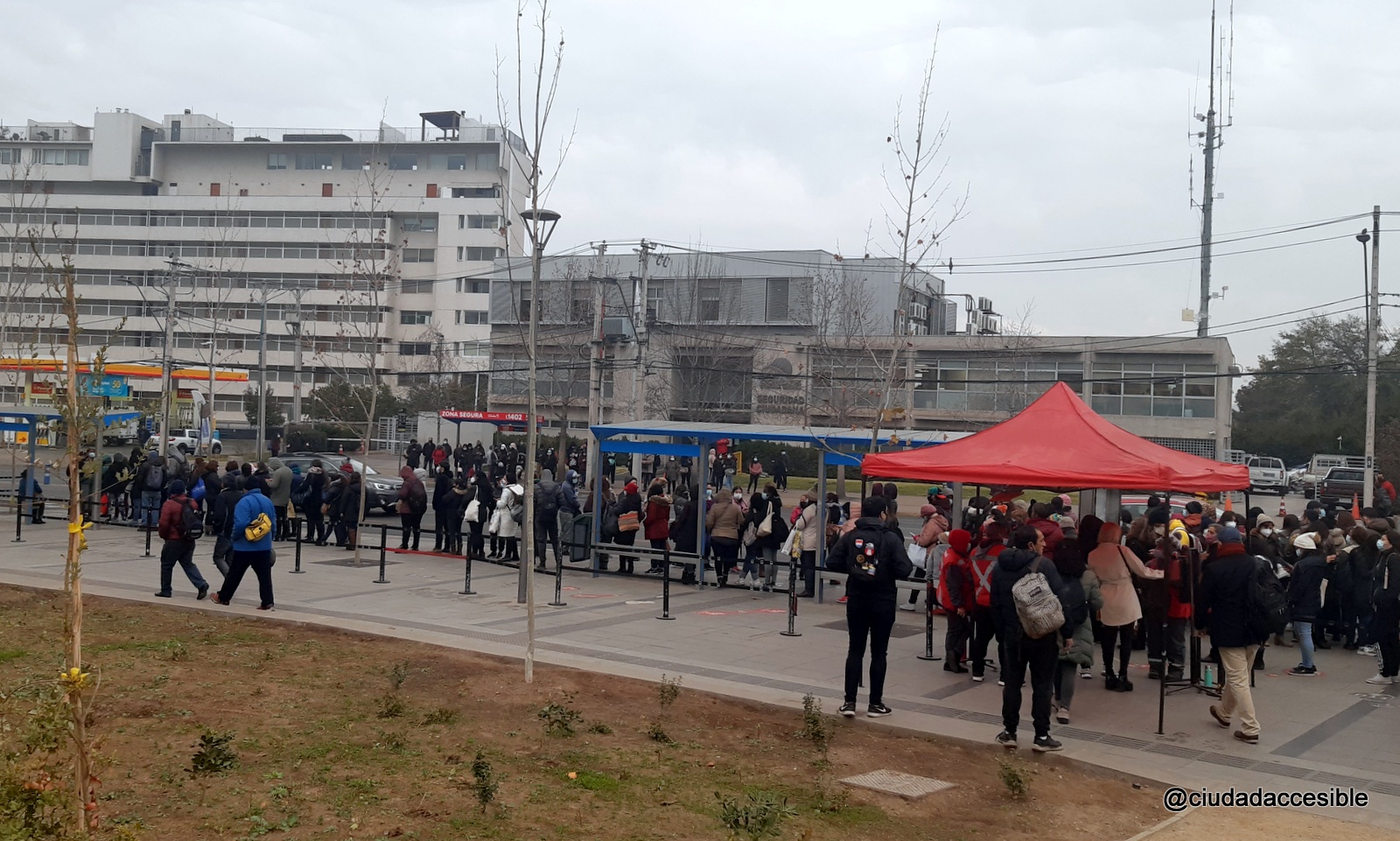 foto de los paraderos remodelados con una larga fila de peatones esperando transporte