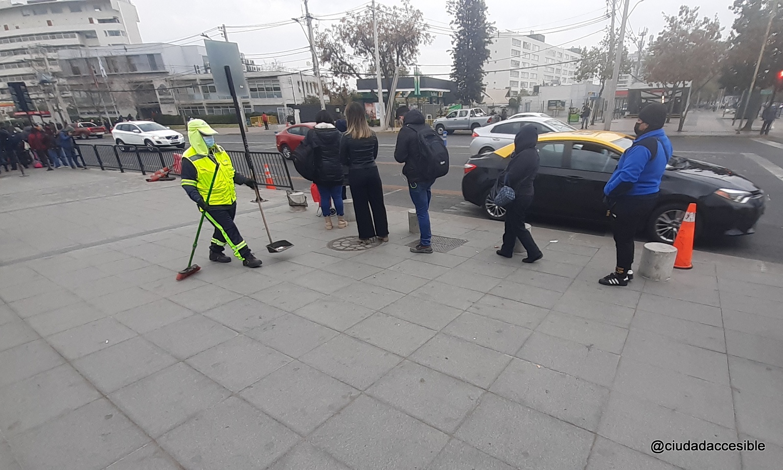 foto de una zona de taxis donde se ven bolardos alineados a la zona de espera