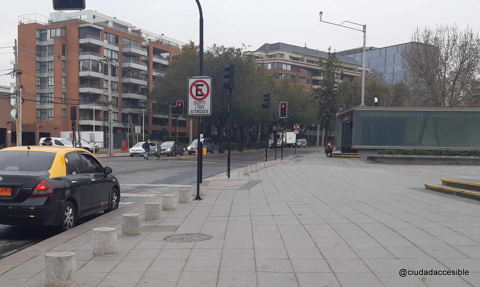 paradero de taxis en una zona donde los bolardos están alineados a la calzada