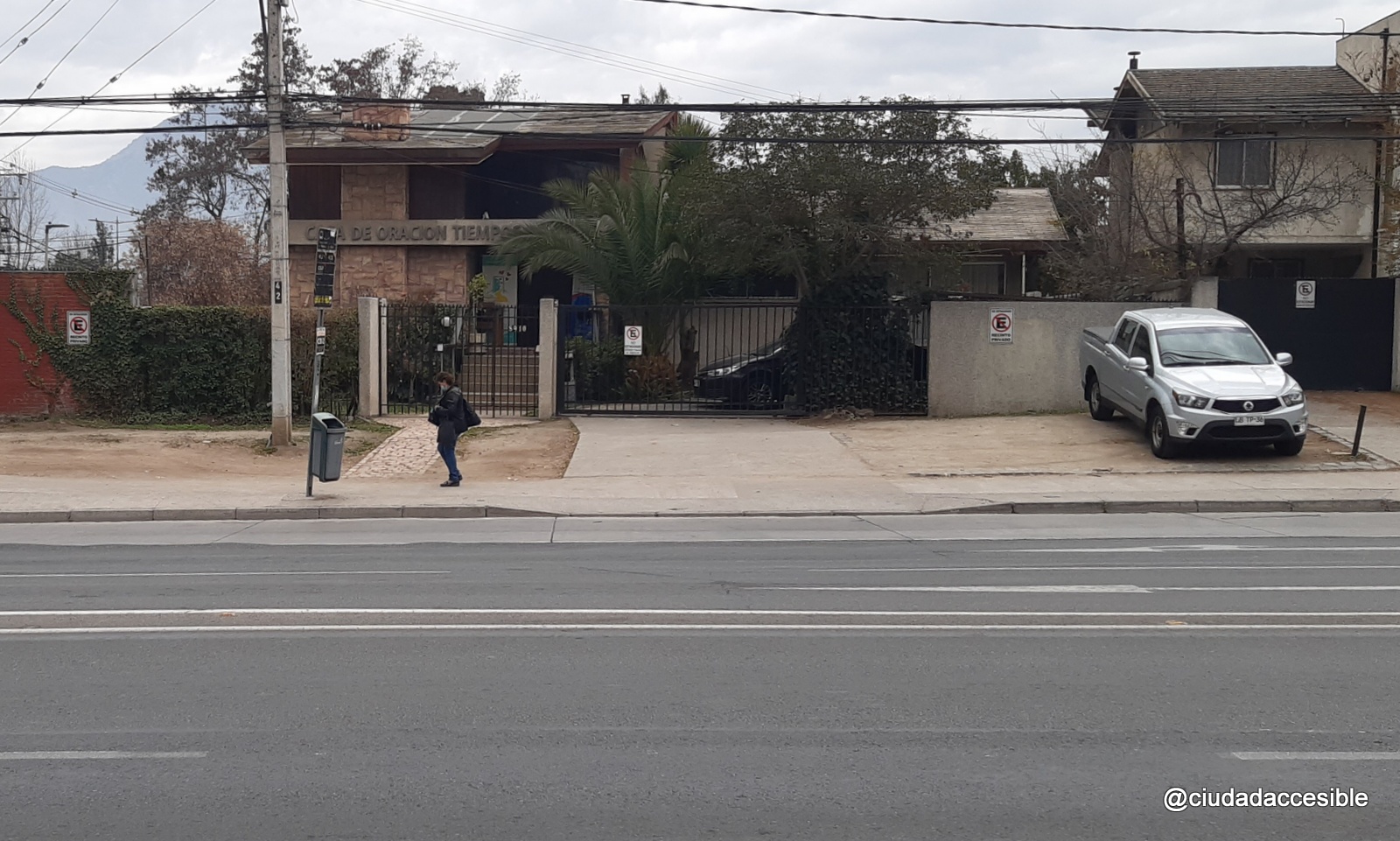 paradero de transporte público en un área de salida de vehiculos