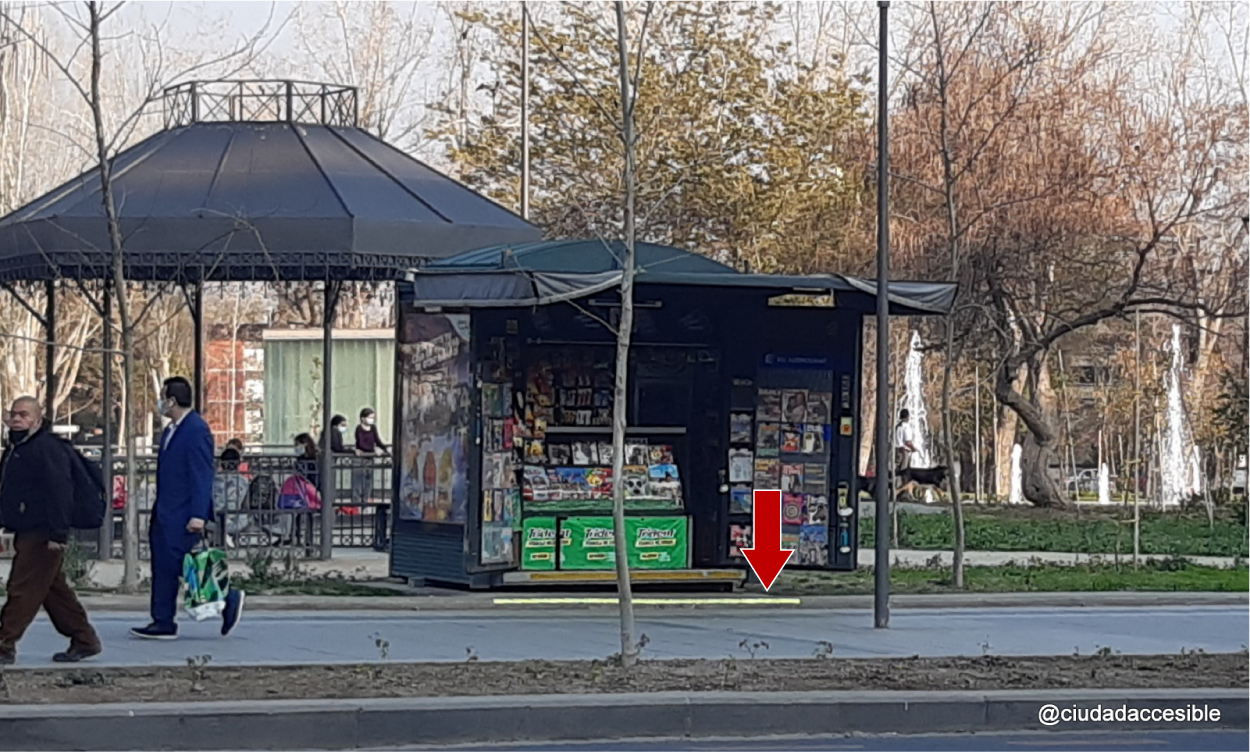 quiosco separado de la circulación por un pequeño peldaño pintado de amarillo